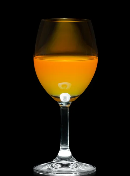 Sumo de laranja em copo de vinho — Fotografia de Stock