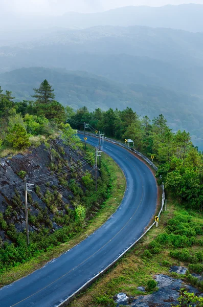 A hegy a gyönyörű íves közúti — Stock Fotó