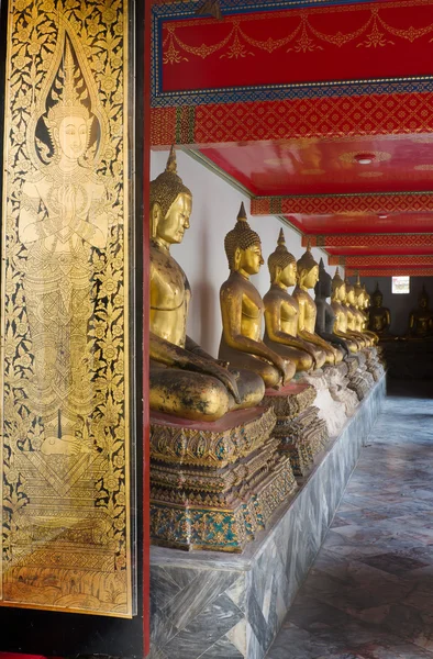 Pintura de arte tailandesa de ouro na porta de madeira — Fotografia de Stock