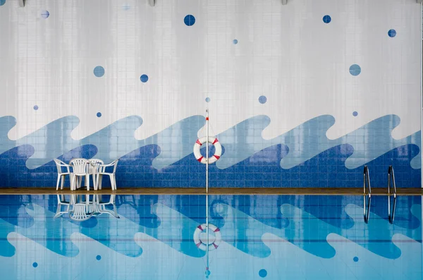Zwembad kant en weerspiegelen in water — Stockfoto