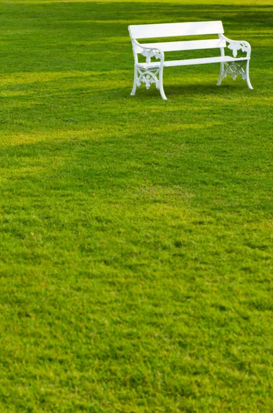 Lång vit bänk i parken — Stockfoto