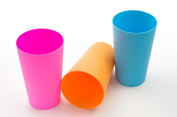3 つの色のプラスチック製のコップ — ストック写真