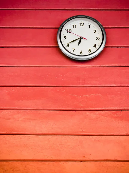Round clock on red wall — Stock Photo, Image