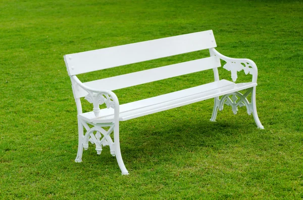 緑の芝生の白いベンチ — ストック写真