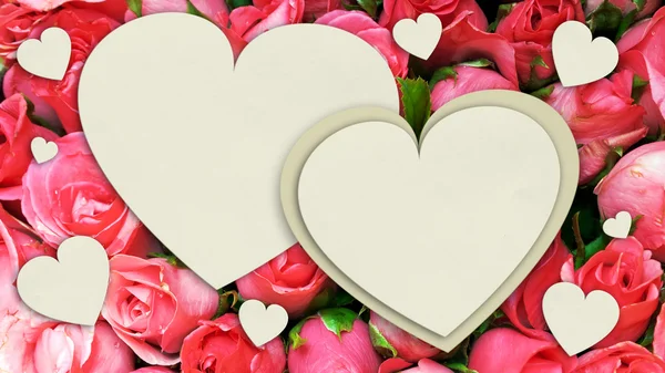 Weißes Papier Herzform auf rosa Rosen — Stockfoto