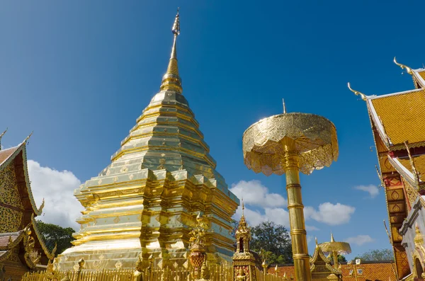Doi suthep Tapınağı'nda altın pagoda — Stok fotoğraf