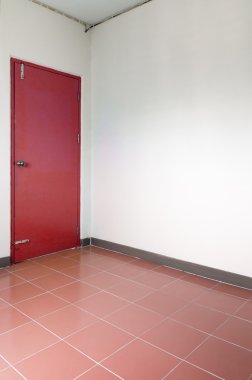 kırmızı kapının köşesinde beyaz Oda