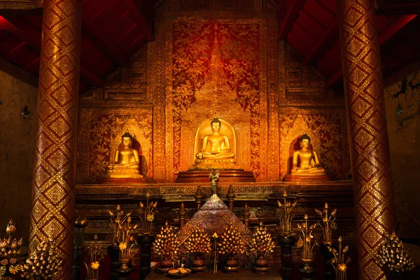 "Phra Sihing Buddha" Tay altın heykelleri — Stok fotoğraf