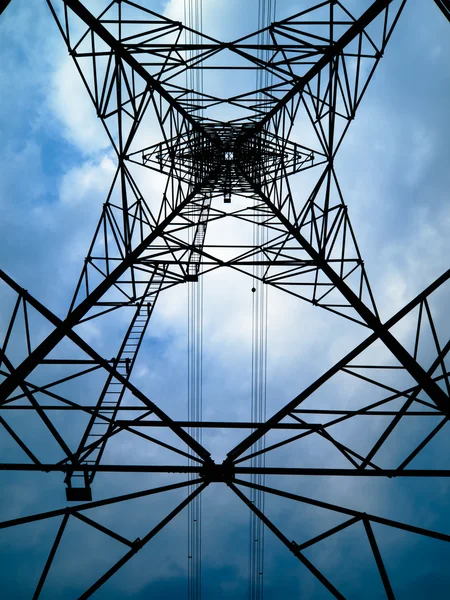 Sotto silhouette della torre ad alta tensione — Foto Stock