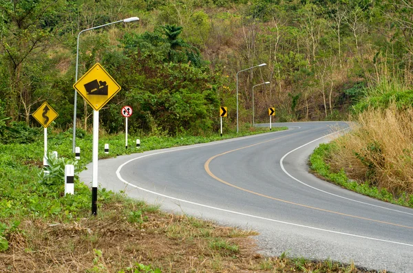 Curvas de país estrada até a montanha — Fotografia de Stock