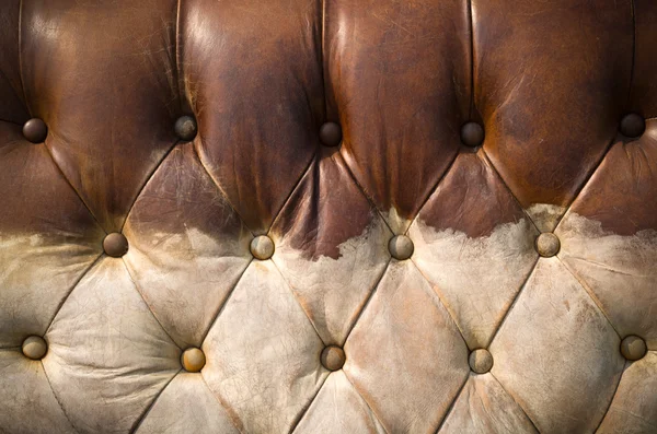 Oude versleten bruin lederen sofa — Stockfoto