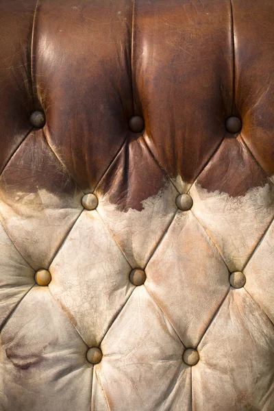 Stare zużyte brązowy skórzana sofa pionowe — Zdjęcie stockowe
