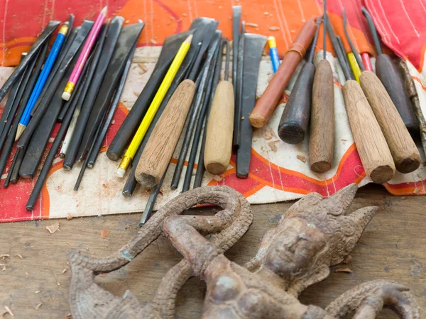 Apsara carvings och grupp av verktyg — Stockfoto