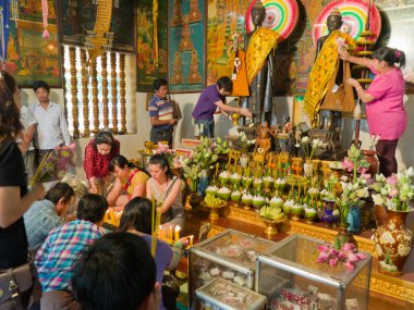 Unidentified Cambodians worshiping Buddha in Siem Reap clipart