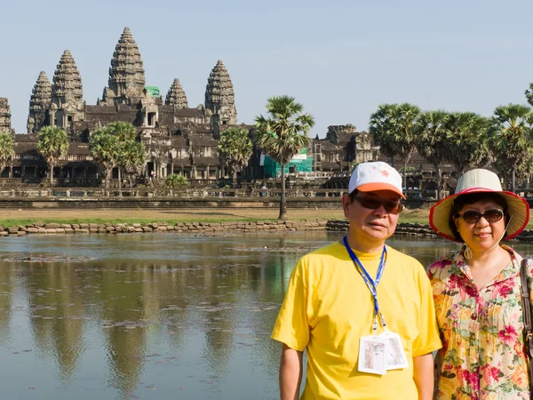 Два неопознанных путешественника стенд для фото в Ангкор-Ват — стоковое фото