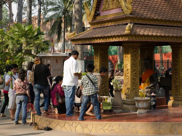 Cambojanos não identificados adorando Buda em Siem Reap — Fotografia de Stock