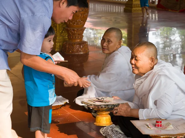 身份不明的柬埔寨成人和儿童捐钱给 th — 图库照片