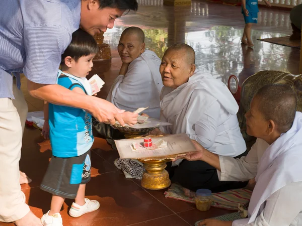Adultos y niños camboyanos no identificados para donar dinero a — Foto de Stock