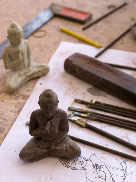 Bouddha sculpture et dessin et outils pour travailler — Photo