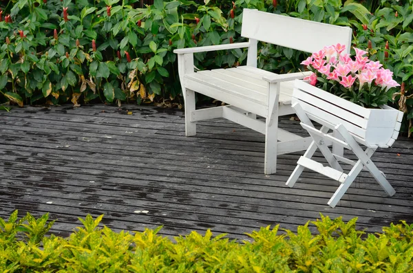 Weißer Holzstuhl auf dem Boden im Garten — Stockfoto