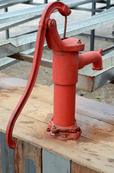 Bomba de agua tradicional de hierro rojo —  Fotos de Stock