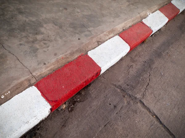 Biały i czerwony farba na chodnik — Zdjęcie stockowe
