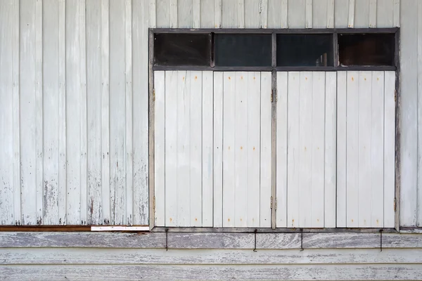 Chiudi Vecchia finestra in legno bianco — Foto Stock