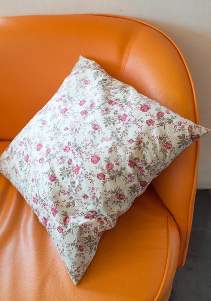 Cuscino bianco rose dipinte — Foto Stock