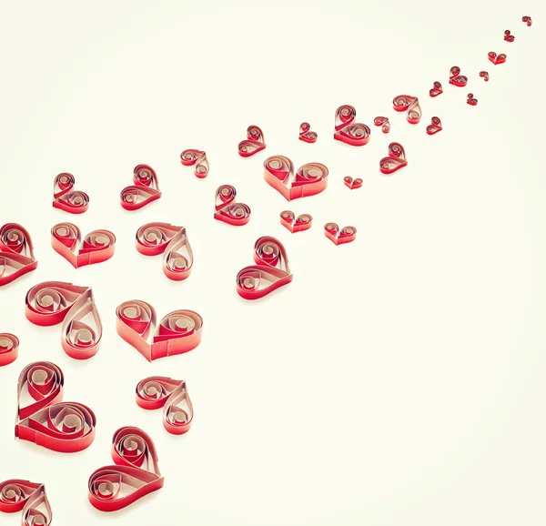 Corações feitos à mão cortados de papel vermelho. Quilling art . — Fotografia de Stock