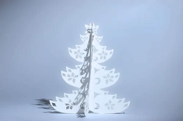 Handgemachter Weihnachtsbaum aus Büropapier ausgeschnitten — Stockfoto