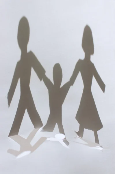 影子从纸链： 男人、 女人、 孩子。家庭浓 — 图库照片
