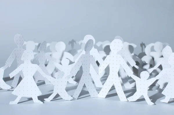 Papírový řetěz: muži, ženy a děti. Rodinný koncept. — Stock fotografie