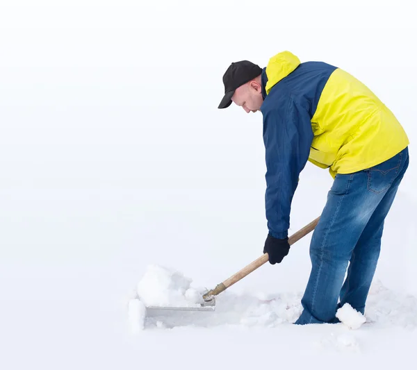 Людина копає стежку зі снігу — стокове фото