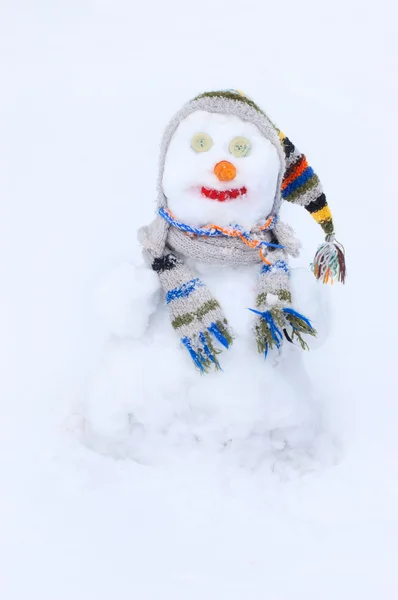 Divertente pupazzo di neve in cappello e sciarpa fatti a mano — Foto Stock