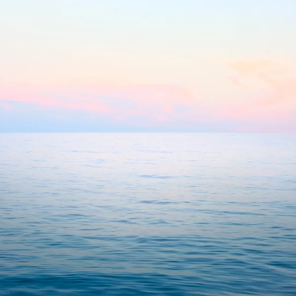 Όμορφη μπλε θάλασσα και ουρανό μετά την δύση του ηλίου — Φωτογραφία Αρχείου