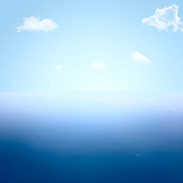 Belle mer bleue et ciel Images De Stock Libres De Droits
