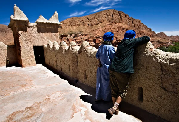 Туареги смотрят на гору — стоковое фото