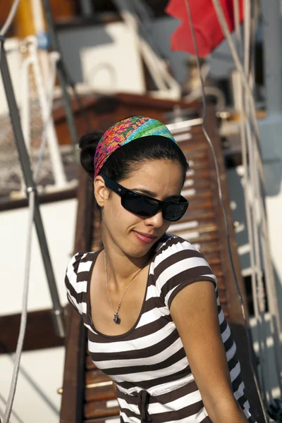 Kız teknede — Stok fotoğraf