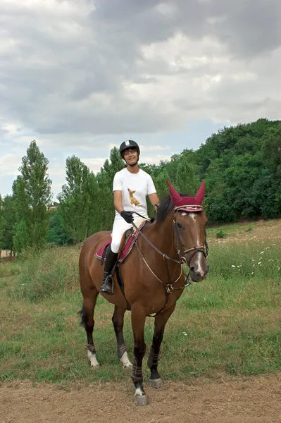 Kız bir yarış atı sürmek. — Stok fotoğraf