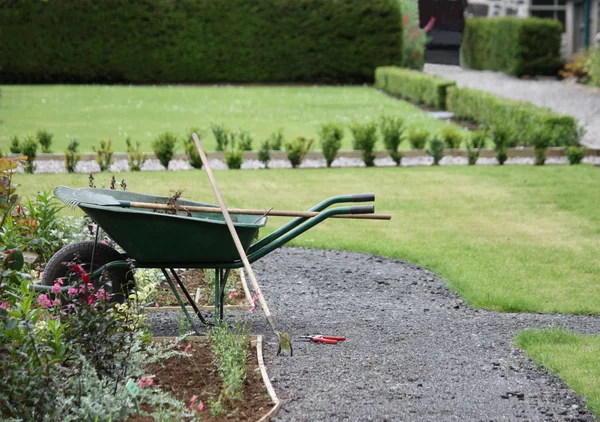 Um carrinho de mão de jardineiros . — Fotografia de Stock
