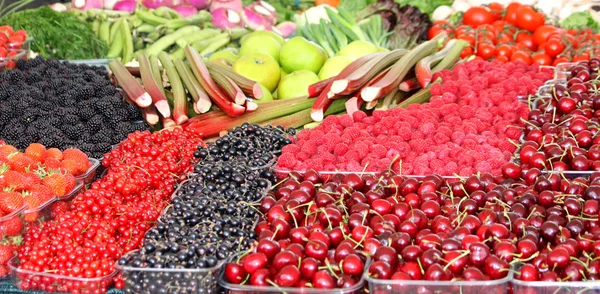 Frutas e produtos hortícolas frescos. — Fotografia de Stock