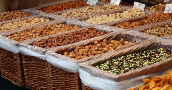 Verscheidenheid van noten. — Stockfoto