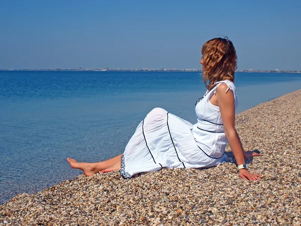 Naken tjej sitter på en salt lake — Stockfotografi © island #4357177