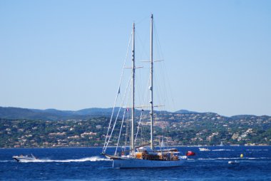 saint tropez yanındaki tekneler