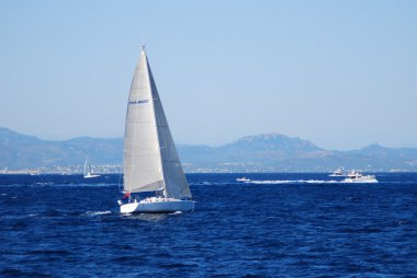 saint tropez yanındaki tekneler