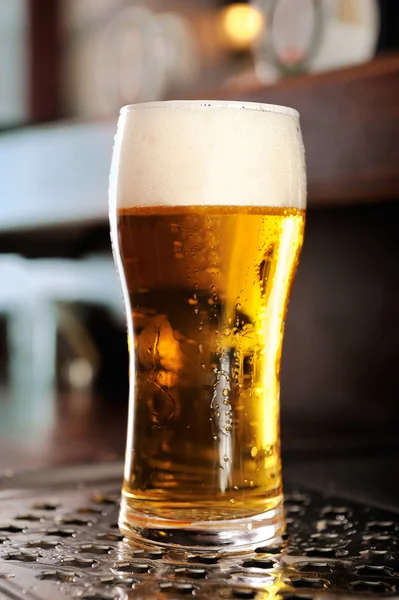 Bicchiere di birra primo piano con schiuma — Foto Stock
