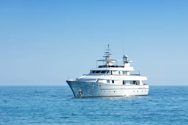 Luxury yacht cruising — Stock Photo, Image