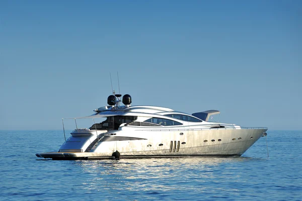 Luxusjacht auf hoher See — Stockfoto