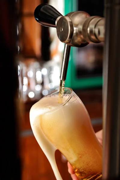 Bicchiere di riempimento con birra — Foto Stock