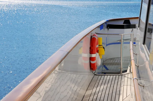 Yachtdeck mit blauem Meer — Stockfoto